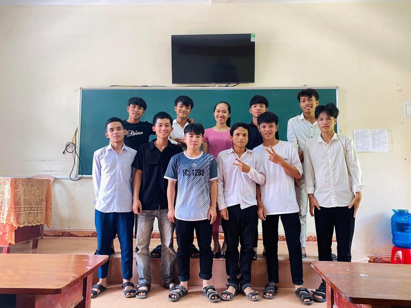 Cô giáo ở Quảng Trị chuẩn bị hơn 100 suất ăn sáng tặng thí sinh miền núi trước giờ thi ảnh 2