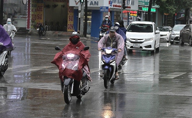 Thời tiết hôm nay Bắc Bộ mưa dông, Nam Bộ ngày nắng, chiều tối có mưa