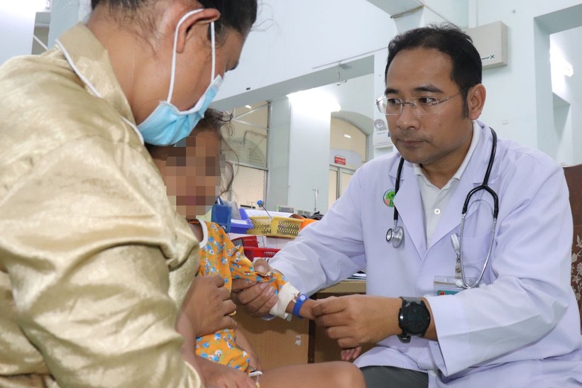 Bác sĩ Việt thăm khám cho bệnh nhi. (Ảnh: BVCC)