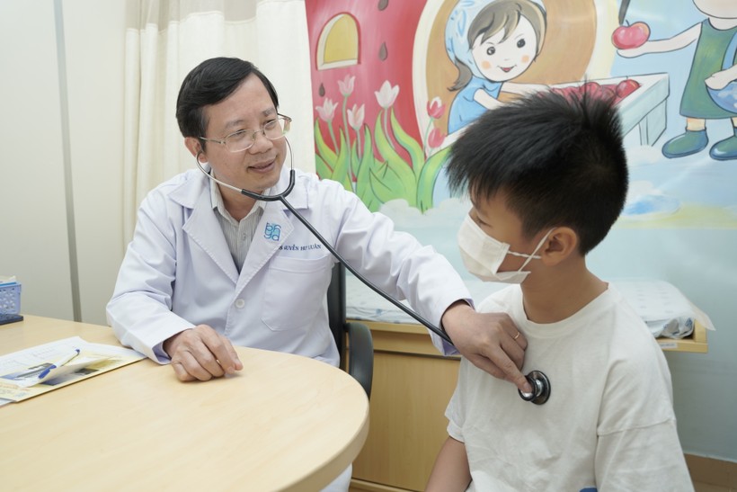 TS.BS. Nguyễn Huy Luân khám, tư vấn cho trẻ trước khi tiêm chủng. (Ảnh: BVCC)