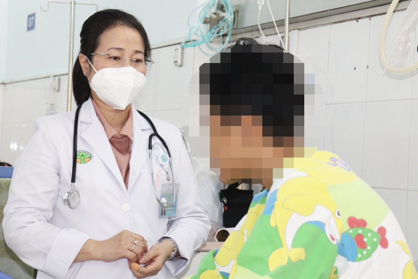 Bác sĩ khoa Tiêu hóa, Bệnh viện Nhi đồng 2 thăm khám cho bệnh nhi. (Ảnh: BVCC)