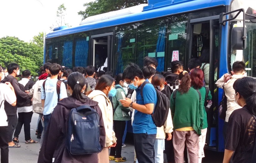 Sinh viên đón xe buýt tại trạm Ký túc xá Khu B, ĐH Quốc gia TPHCM. (Ảnh: ĐH Quốc gia TPHCM)