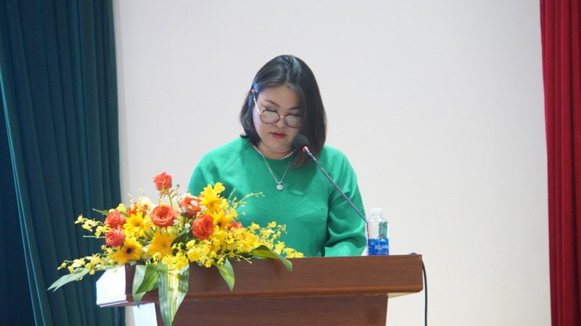 Bà Nguyễn Thị Thanh Tú, Trưởng phòng Hành chính, Văn phòng Bộ GD&ĐT trình bày tại hội nghị. (Ảnh: Cẩm Anh)