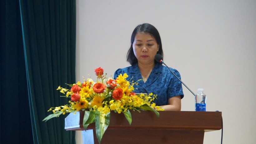 Bà Tạ Thị Thanh Thuỷ, Phó Trưởng phòng Kiểm soát thủ tục hành chính khối Khoa giáo - Văn xã trình bày tại hội nghị. (Ảnh: Cẩm Anh)