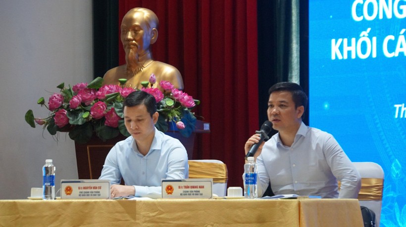 Ông Trần Quang Nam, Chánh Văn phòng Bộ GD&ĐT (phải) và ông Nguyễn Văn Cừ, Phó Chánh Văn phòng Bộ GD&ĐT tại hội nghị. (Ảnh: Cẩm Anh)