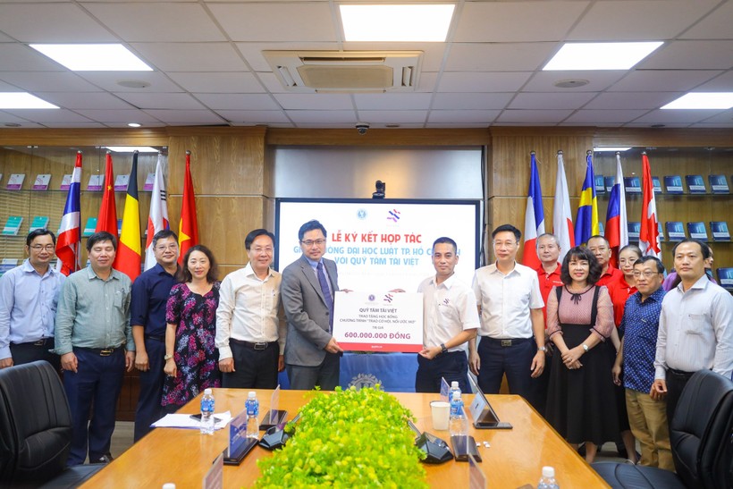 Trường Đại học Luật TPHCM và Quỹ Tâm Tài Việt ký kết biên bản hợp tác tặng học bổng cho sinh viên của trường có hoàn cảnh khó khăn. (Ảnh: ULAW)