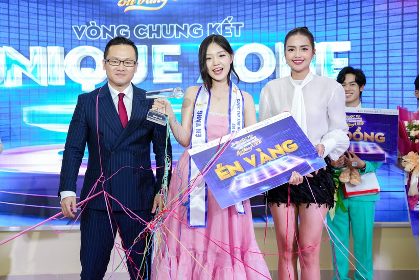 Ban tổ chức trao giải quán quân Én vàng cho thí sinh Lê Phương Khánh Như. (Ảnh: UEF)