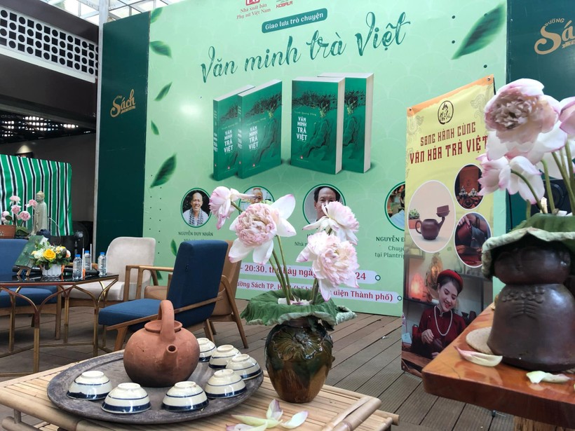 Trong khuôn khổ của buổi giao lưu trò chuyện văn minh trà Việt, có một không gian thưởng trà để chiêu đãi khách tham dự. (Ảnh: NXB Phụ nữ VN)