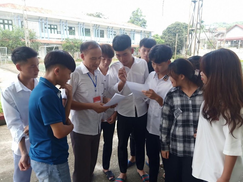 Học sinh trường DTNT THPT huyện Than Uyên trao đổi đề thi với giáo viên.