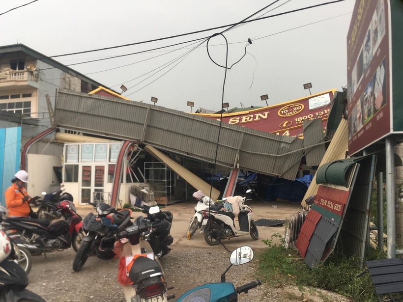 Khu nhà xưởng chi nhánh tôn Hoa Sen tại xã Thanh An, huyện Điện Biên bị sập do dông lốc.