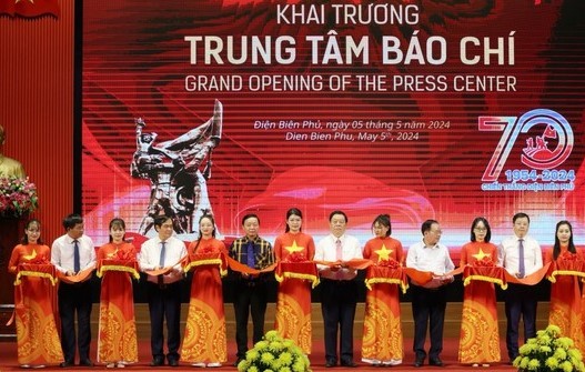 Các đại biểu cắt băng khai trương Trung tâm báo chí tuyên truyền lễ kỷ niệm 70 năm Chiến thắng Điện Biên Phủ tại Điện Biên.