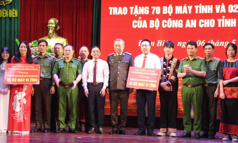Bộ trưởng Tô Lâm trao tặng 70 bộ máy tính cho 2 trường học ở Điện Biên.