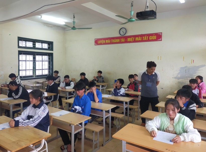 Các thí sinh làm thủ tục dự thi lớp 10 tại Trường THPT Dào San, huyện Phong Thổ.