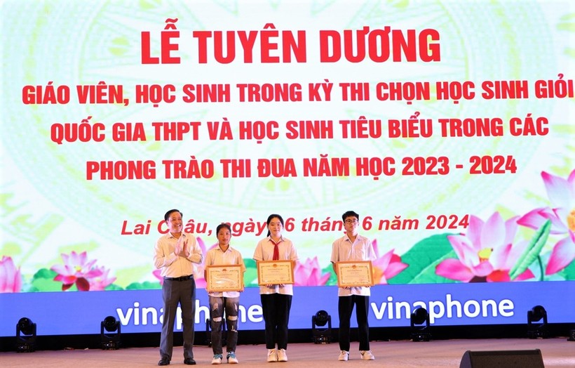 Ông Lê Đức Dục - Trưởng Ban Tuyên giáo Tỉnh ủy trao Bằng khen của UBND tỉnh Lai Châu cho học sinh đạt giải cao tại Hội khỏe Phù đổng toàn quốc lần thứ X năm 2024 khu vực I.