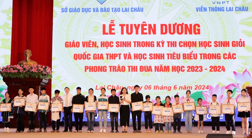 Lãnh đạo Sở GD&ĐT, VNPT Lai Châu trao Giấy khen cho học sinh tiêu biểu trong các phong trào thi đua năm học 2023-2024. Ảnh: Vương Trang.