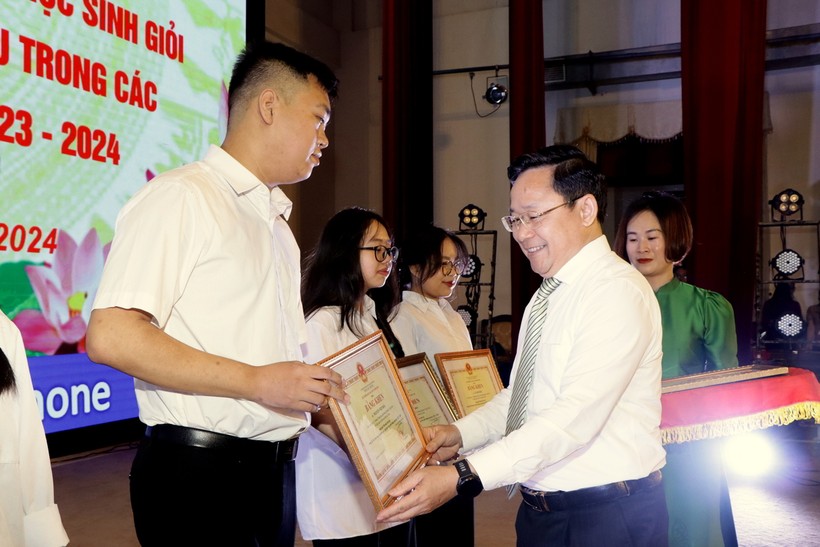 NGƯT Đinh Trung Tuấn, Giám đốc Sở GD&ĐT Lai Châu trao Bằng khen của Bộ trưởng Bộ GD&ĐT cho cá nhân đoạt giải tại kỳ thi chọn học sinh giỏi Quốc gia THPT. Ảnh: Vương Trang.