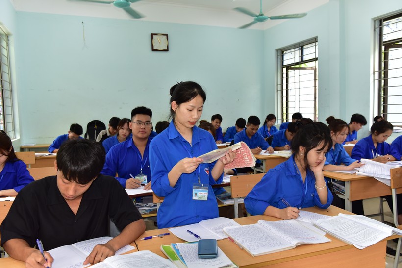 Tiết ôn tập Ngữ văn của học sinh trường PTDTNT THPT Mường Tè.
