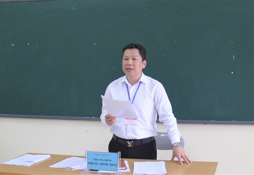 Thầy Phùng Minh Thái, Trưởng Điểm thi trường PTDTNT THCS&THPT Sa Pa.