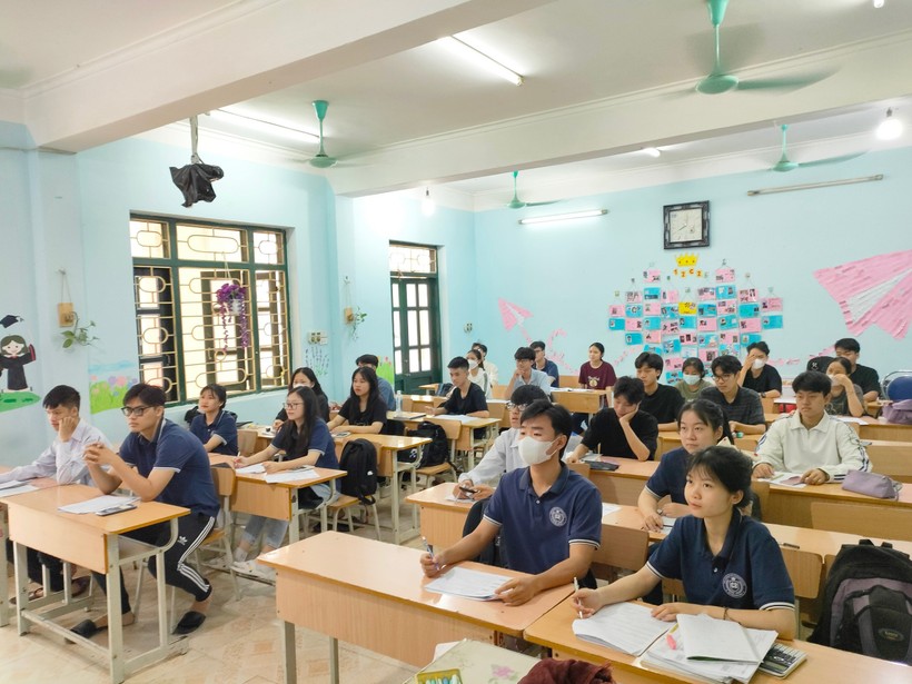 Học sinh trường THPT thành phố Điện Biên Phủ trong tiết ôn thi tốt nghiệp.