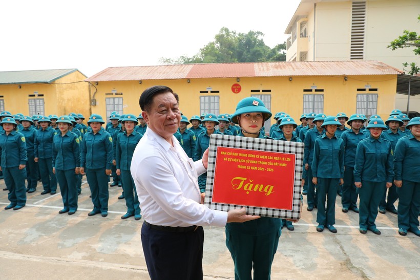 Ông Nguyễn Trọng Nghĩa tặng quà động viên lực lượng dân quân tự tự vệ tham gia luyện tập.