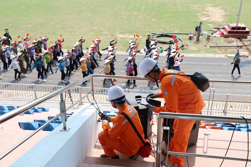 Công nhân Điện lực TP Điện Biên Phủ kiểm tra cấp điện tại khu vực Sân Vận động - Nơi diễn ra lễ kỷ niệm.