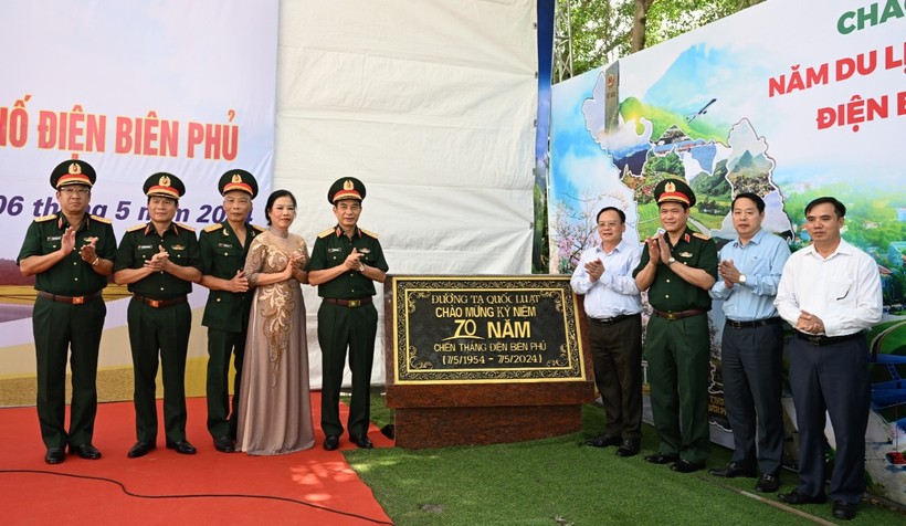 Đại tướng Phan Văn Giang và các đại biểu dự Lễ gắn biển tuyến đường mang tên anh hùng Tạ Quốc Luật.