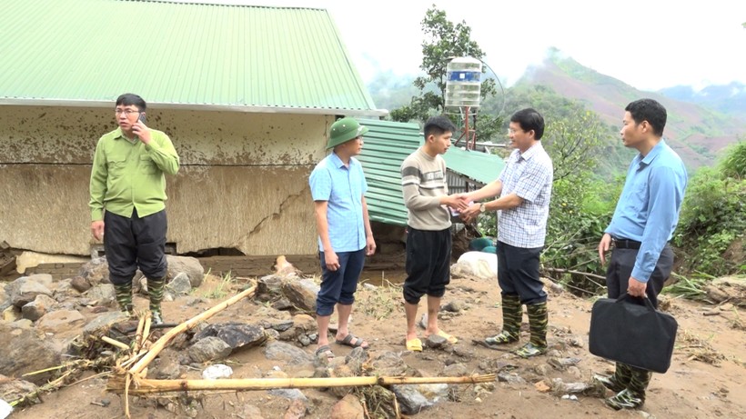 Lãnh đạo huyện Điện Biên Đông tới hiện trường chỉ đạo khắc phục hậu quả và động viên các gia đình bị thiệt hại.