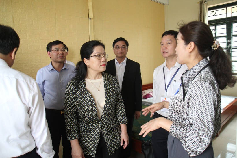 Thứ trưởng Nguyễn Thị Kim Chi cùng đoàn công tác kiểm tra cơ sở vật chất tại các điểm thi.