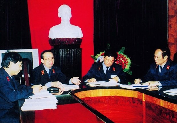 Đồng chí Hà Mạnh Trí (thứ hai từ trái sang). Nguồn: Baovephapluat.vn.