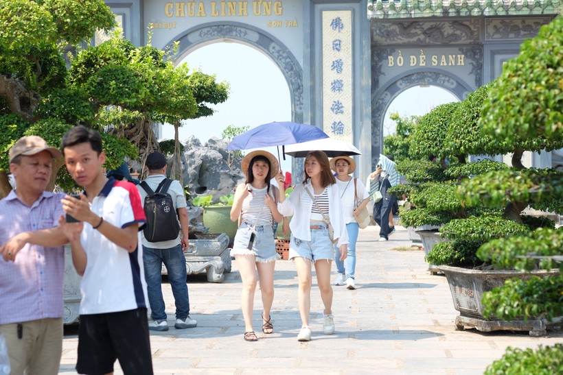 Du khách tham quan chùa Linh Ứng Đà Nẵng. 