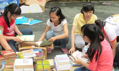 Bee Group quyên góp sách vở ủng hộ các em nhỏ ở miền Trung.