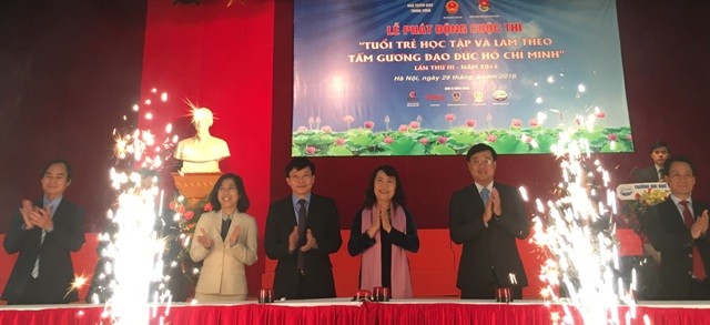  Thứ trưởng Bộ GD&ĐT Nguyễn Thị Nghĩa cùng các đại diện ban ngành nhấn nút khởi động Cuộc thi.