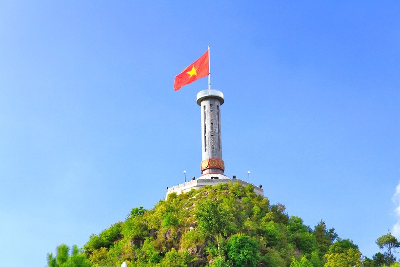 Hội Liên hiệp Thanh niên Việt Nam tổ chức chào cờ tại Lũng Cú