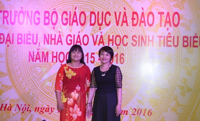 Cô giáo Đỗ Thị Ngà (bên trái) cùng đồng nghiệp được nhận học bổng học tập ngắn hạn tại Singapore