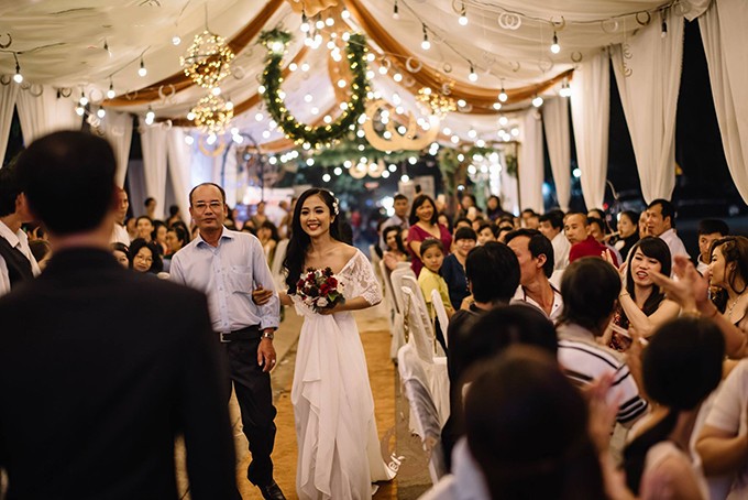 Tiệc cưới ngập tràn gỗ, rơm, hoa atisô của cặp đôi 9X Tây Ninh