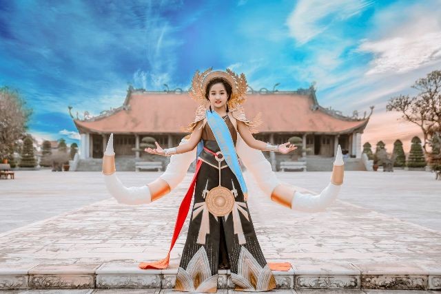 Nguyễn Khánh Linh và Quốc phục Trưng Nữ Vương có thiết kế ngà voi ấn tượng