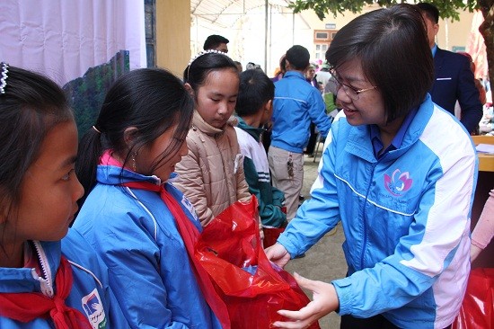 Chị Nguyễn Thị Thu Vân tặng quà cho học sinh tại Vân Hồ, Sơn La.