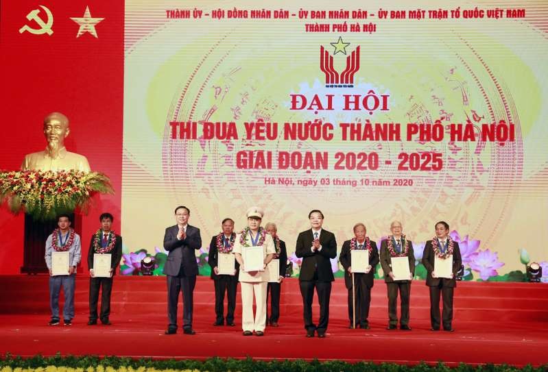 Bí thư Thành ủy Hà Nội Vương Đình Huệ và Chủ tịch thành phố Chu Ngọc Anh trao bằng khen và tặng hoa các Công dân Thủ đô ưu tú 2020. Ảnh: Viết Thành.