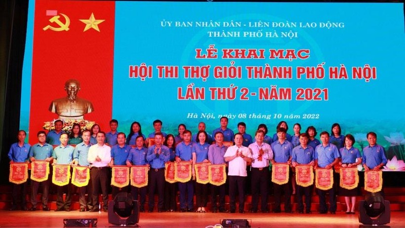 Phó Chủ tịch UBND Thành phố Hà Nội Chử Xuân Dũng và Chủ tịch LĐLĐ thành phố Hà Nội Nguyễn Phi Thường trao cờ lưu niệm cho các đội tham gia Hội thi.