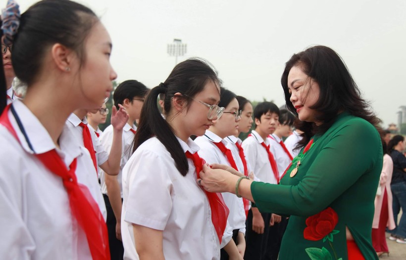 Phó Giám đốc Sở GD&amp;ĐT Hà Nội Trần Lưu Hoa trao huy hiệu Bác Hồ cho các em học sinh tiêu biểu.