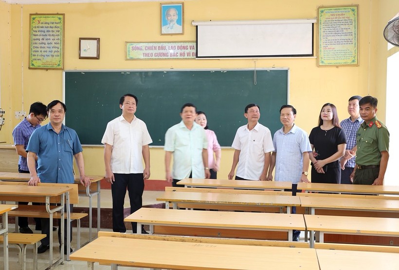 Đoàn kiểm tra của Ban Chỉ đạo Kỳ thi tốt nghiệp THPT năm 2024 tỉnh Phú Thọ kiểm tra công tác tổ chức thi tại điểm thi Trường THPT Quế Lâm, huyện Đoan Hùng.