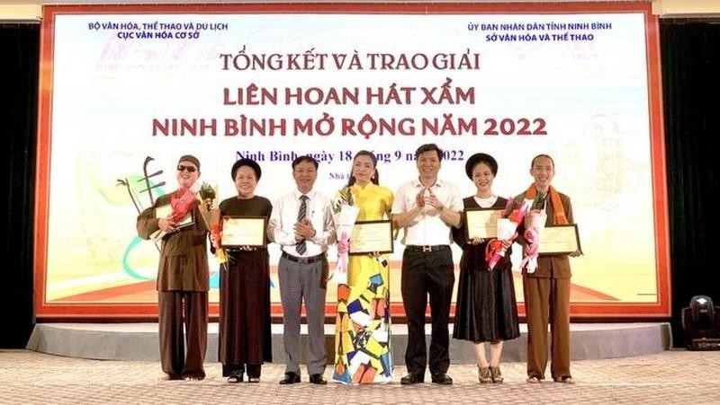 Ban tổ chức trao 5 tiết giải A tại Liên hoan hát Xẩm mở rộng năm 2022.