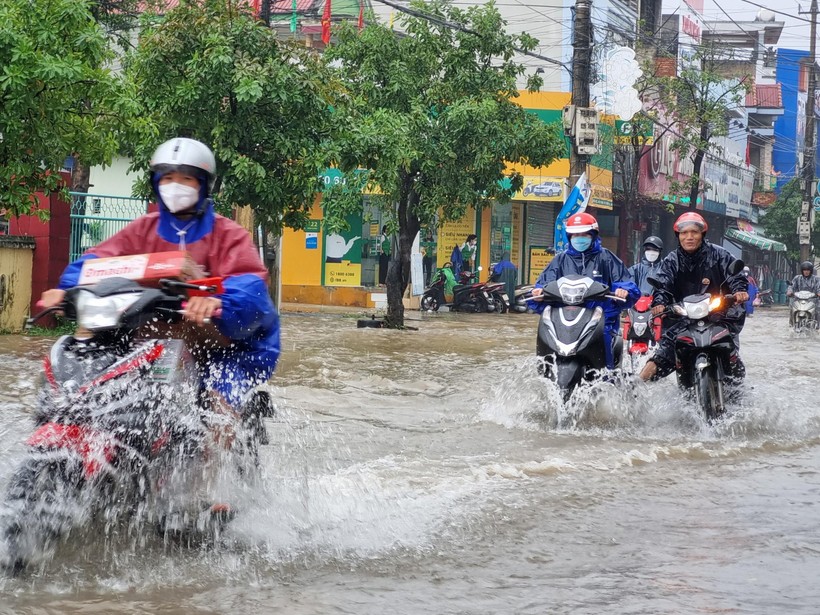 Mưa lớn, mực nước sông Kiến Giang lên nhanh đã khiến một số tuyến đường tại thị trấn Kiến Giang ngập sâu.