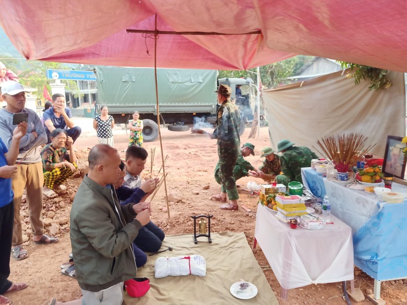 Hài cốt của liệt sĩ sau đó đã được đưa về đền thờ tại Bộ Chỉ huy Quân sự tỉnh Quảng Bình để thực hiện các thủ tục cần thiết trước khi bàn giao cho gia đình theo quy định