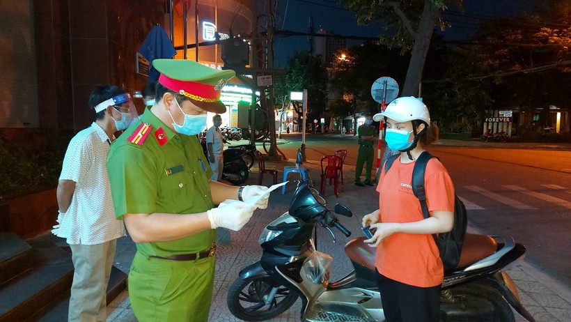 Lực lượng công an kiểm tra giấy đi đường của người dân trong thời gian thực hiện Chỉ thị 05 của UBND TP Đà Nẵng. 