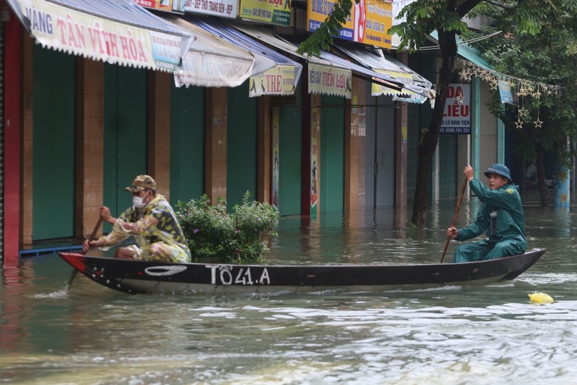 Lực lượng dân quân phường Phước Hòa (TP Tam Kỳ, tỉnh Quảng Nam) chèo ghe kiểm tra các khu vực ngập sâu.