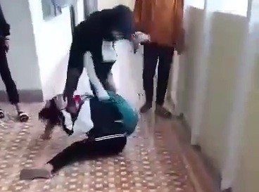 2 nữ sinh Trường THCS Nguyễn Bá Phát đánh nhau. Ảnh cắt clip.