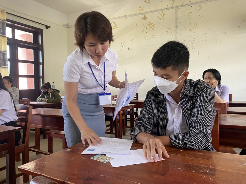 Thí sinh làm thủ tục dự thi tốt nghiệp THPT năm 2023 ở Quảng Nam. Ảnh tư liệu 