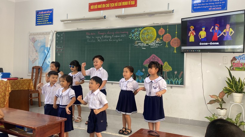 Học sinh Trường tiểu học Hòa Bắc được học trong ngôi trường mới xây dựng bên thôn Phò Nam. Ảnh: Hoàng Vinh. 
