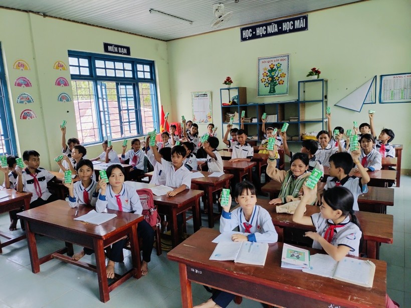 Học sinh Tiểu học ở huyện Bắc Trà My (tỉnh Quảng Nam) được uống sữa học đường. 
